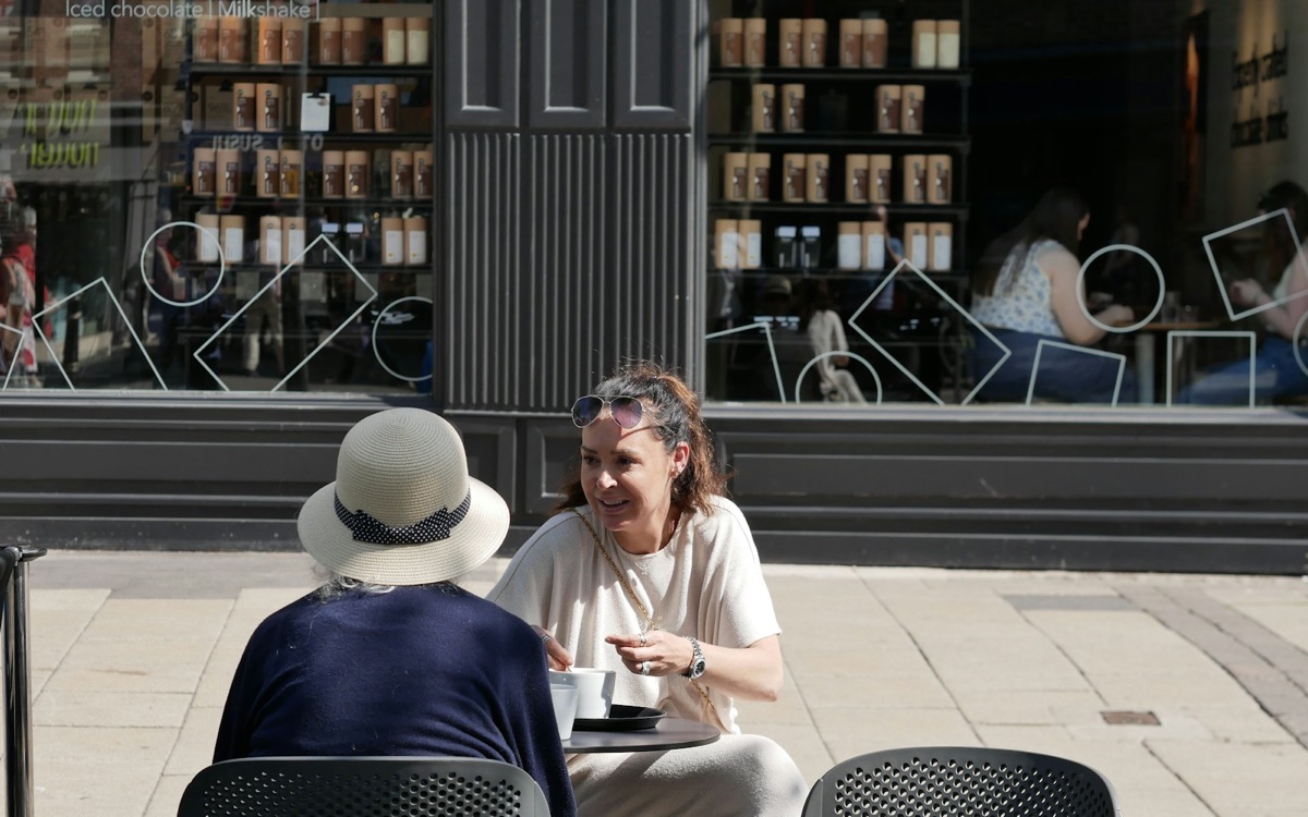 Foto bij Terrasje plus peoplewatch-bingo