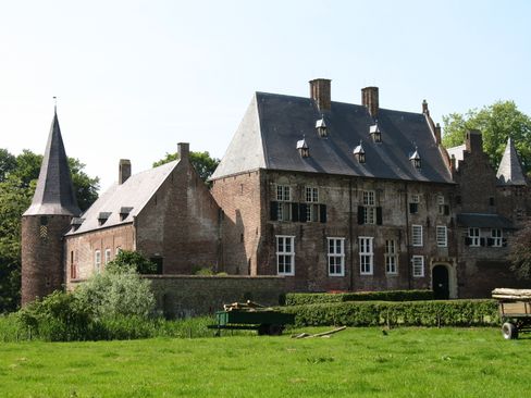 Kasteel Hernen in een groene omgeving