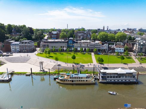 Pannenkoekenboot op de Waal bij Nijmegen